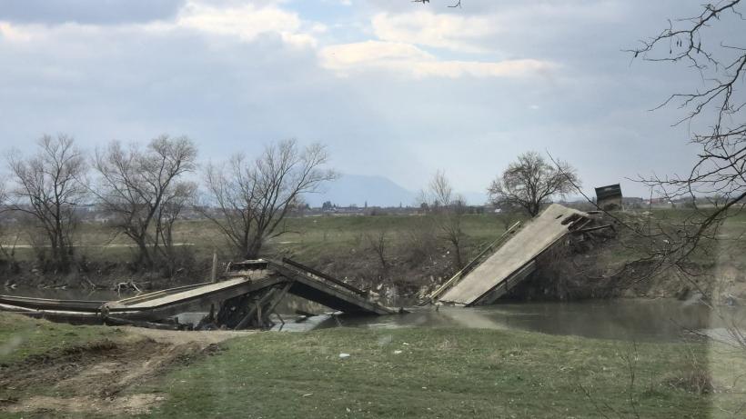 Podul de la Ariușd a rezolvat problema constructorilor: s-a prăbușit singur