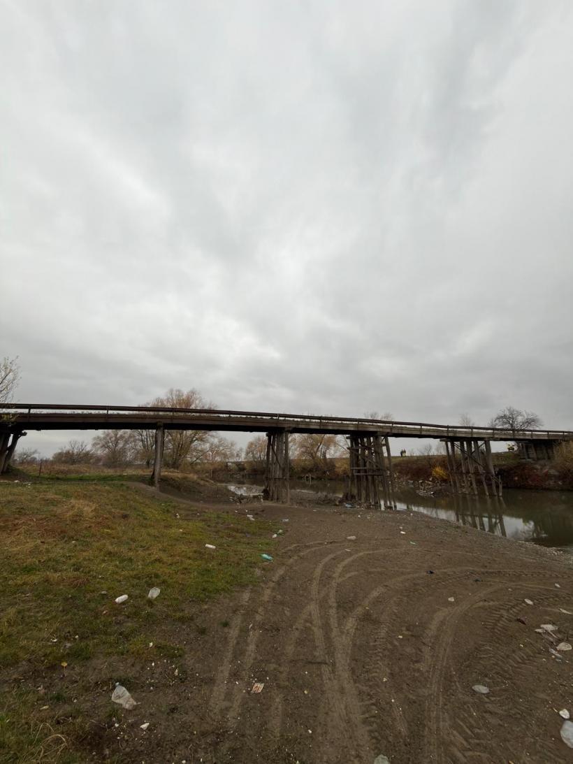 Podul de la Ariușd a rezolvat problema constructorilor: s-a prăbușit singur 19000566