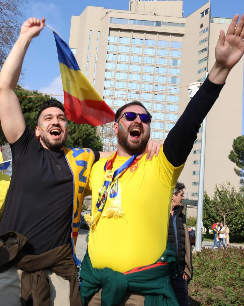 Românii au făcut spectacol la Istanbul! 3.000 de suporteri au cucerit Piața Taksim înainte de Turcia – România 19000831