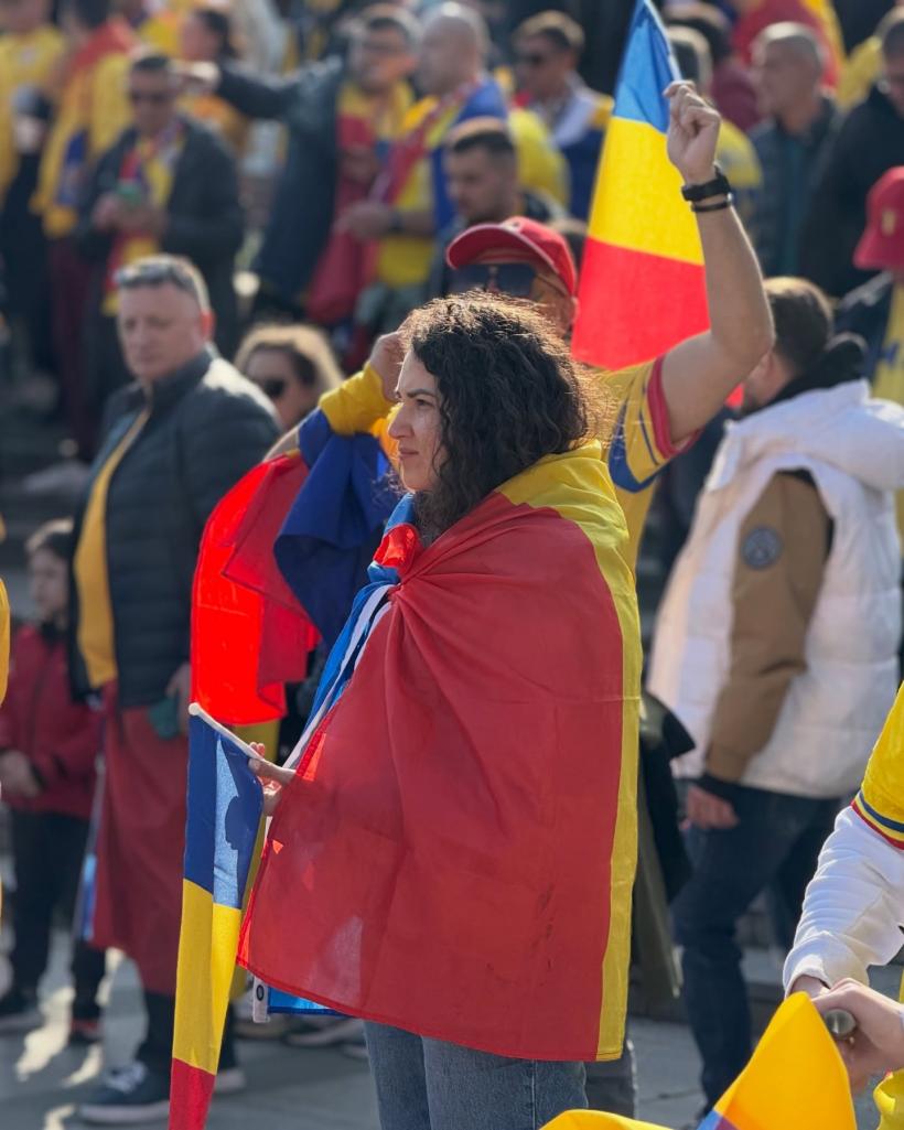 Românii au făcut spectacol la Istanbul! 3.000 de suporteri au cucerit Piața Taksim înainte de Turcia – România 19000832