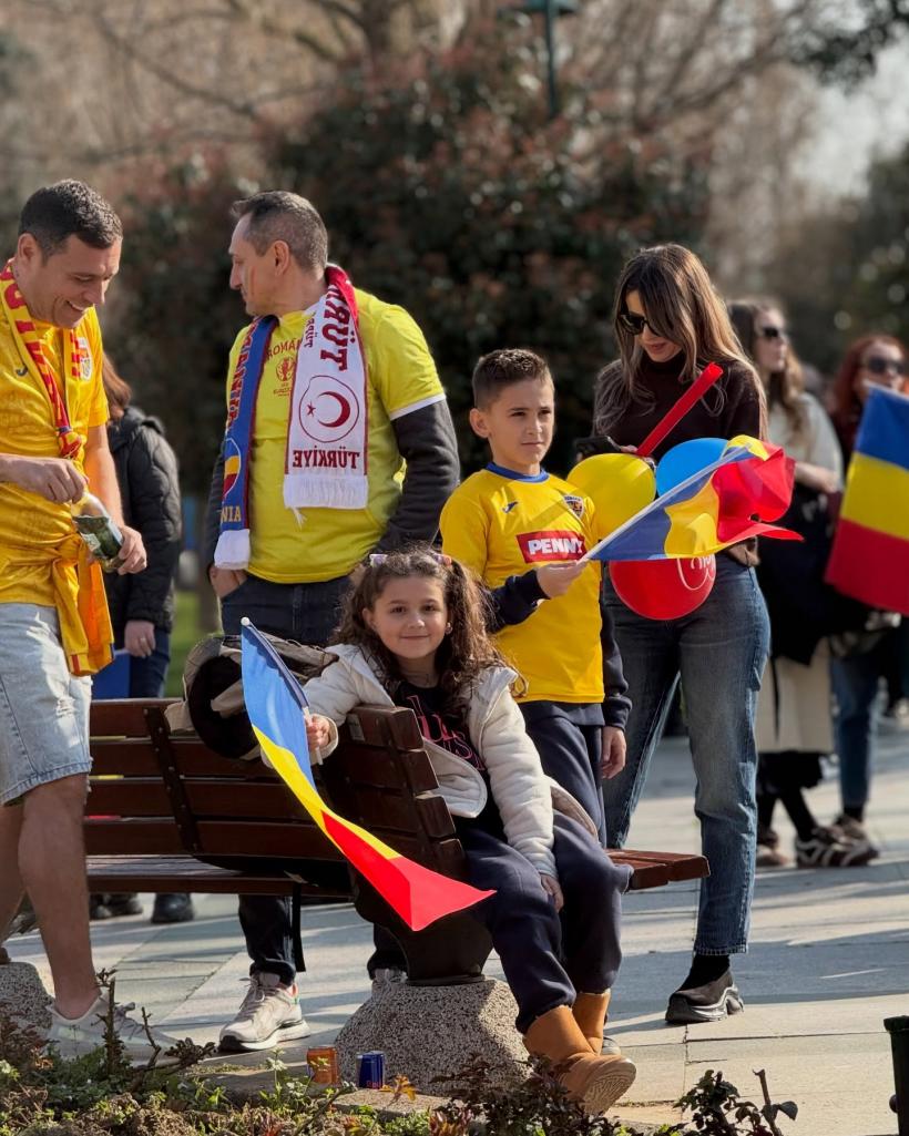 Românii au făcut spectacol la Istanbul! 3.000 de suporteri au cucerit Piața Taksim înainte de Turcia – România 19000833