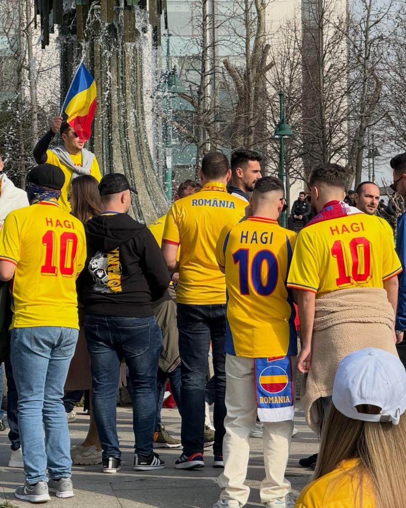 Românii au făcut spectacol la Istanbul! 3.000 de suporteri au cucerit Piața Taksim înainte de Turcia – România 19000835