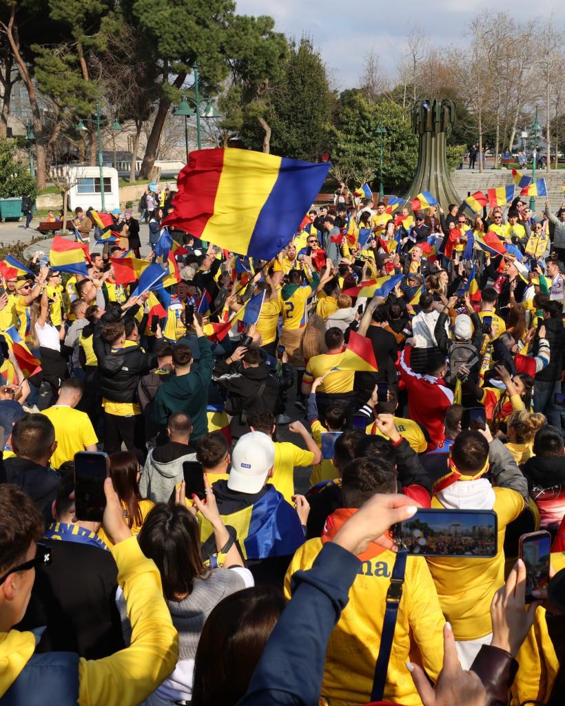 Românii au făcut spectacol la Istanbul! 3.000 de suporteri au cucerit Piața Taksim înainte de Turcia – România 19000840