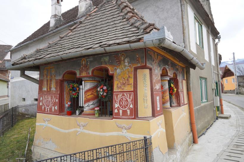 Satul din Sibiu unde sfinții stau de veghe la porțile oamenilor. Pictorul icoanelor, un fost sculer-matrițer 19000698