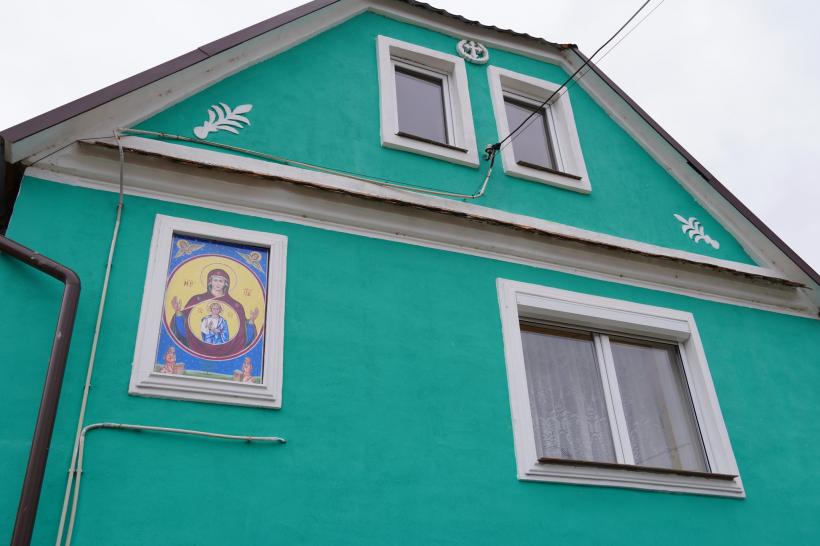 Satul din Sibiu unde sfinții stau de veghe la porțile oamenilor. Pictorul icoanelor, un fost sculer-matrițer