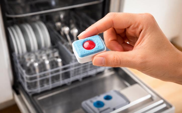 Trucul cu pastila de mașină de spălat vase care curăță cuptorul murdar în 5 minute