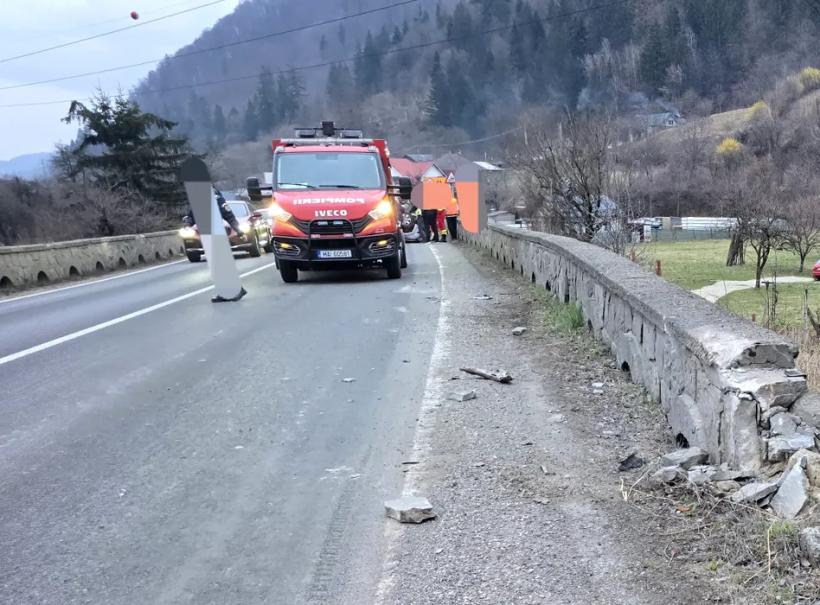 Accident grav pe DN15: Autoturism răsturnat pe plafon după ce a părăsit carosabilul 19001020