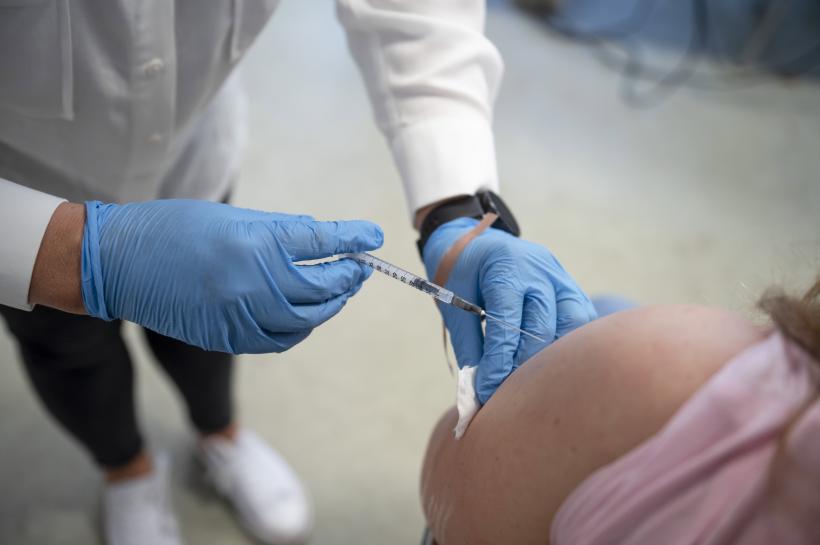 România accelerează vaccinarea anti-HPV, dar ținta europeană rămâne departe