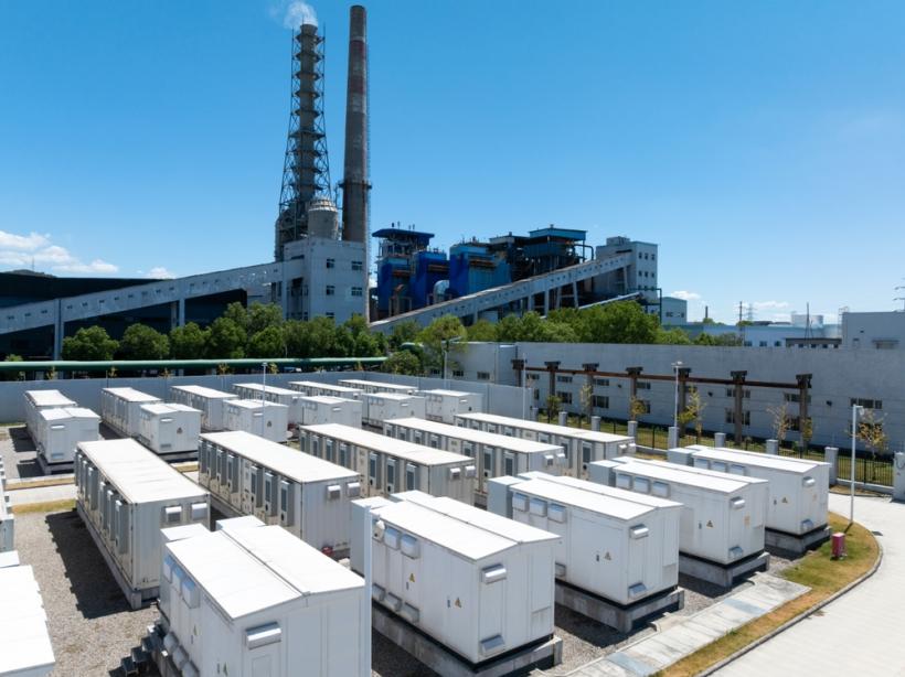 Cum se poate optimiza eficiența energetică a clădirilor comerciale cu ajutorul bateriilor de stocare?