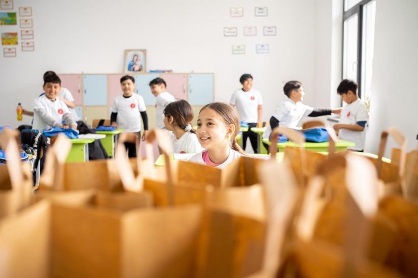 Sute de copii din comunități defavorizate, sprijiniți de Fundația Carmistin. 19001060