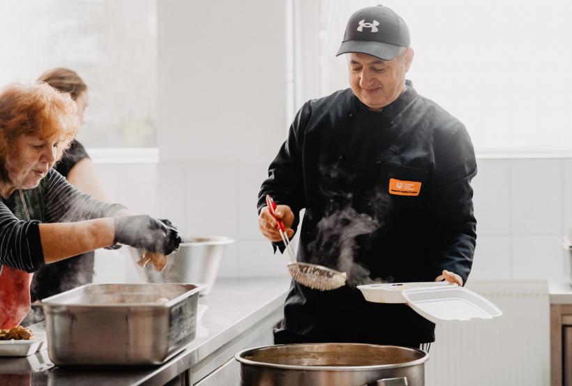 Sute de copii din comunități defavorizate, sprijiniți de Fundația Carmistin. 19001061