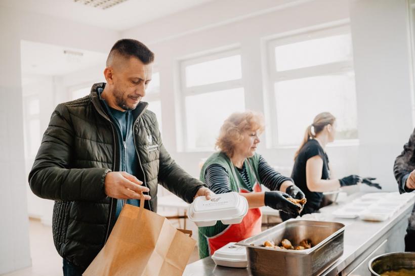 Sute de copii din comunități defavorizate, sprijiniți de Fundația Carmistin. 19001063