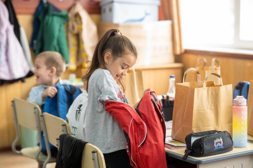 Sute de copii din comunități defavorizate, sprijiniți de Fundația Carmistin. 19001064