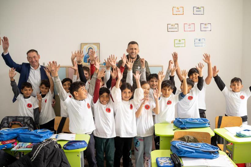 Sute de copii din comunități defavorizate, sprijiniți de Fundația Carmistin.