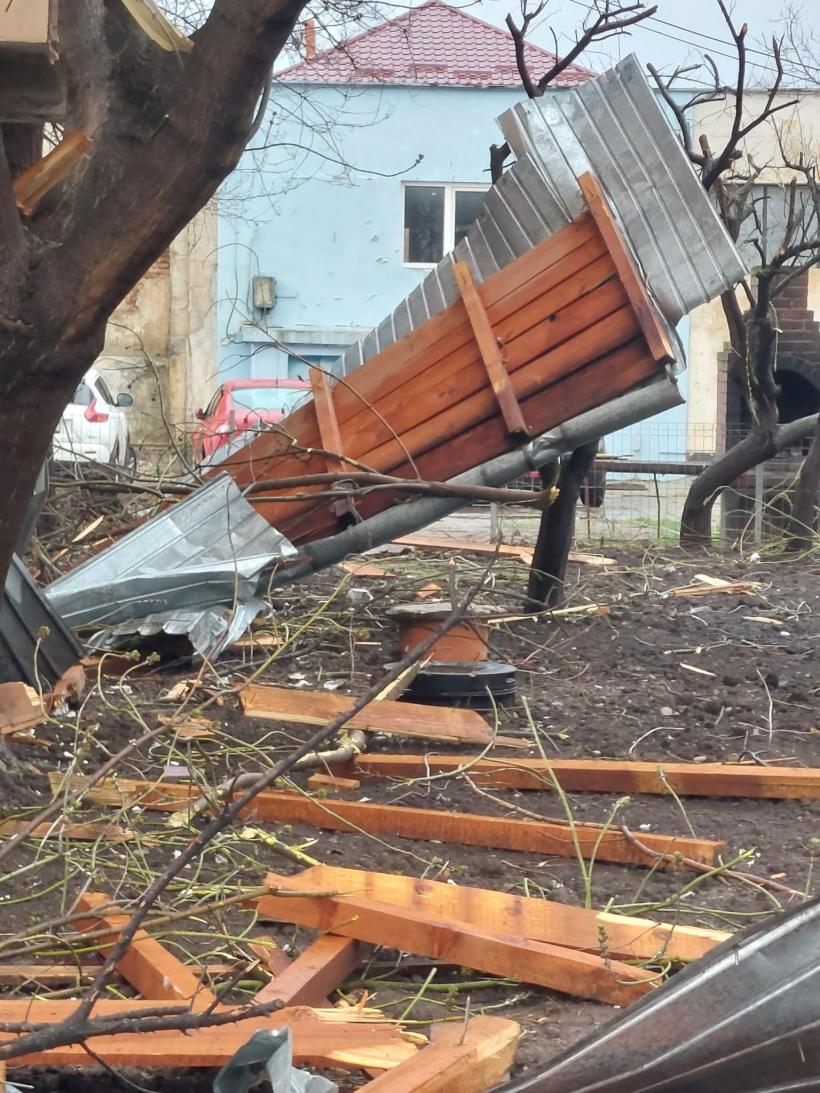 Vijelia a făcut ravagii în Teleorman! Acoperișuri smulse și gospodării inundate.