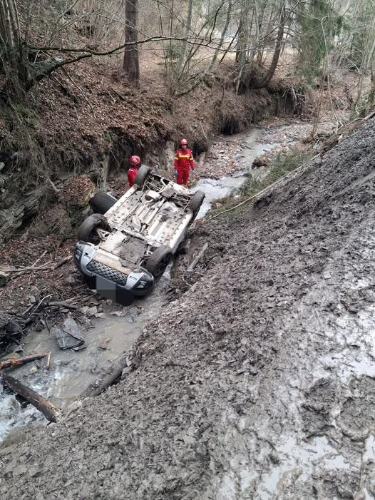 Tragedie în Neamț: Un bărbat de 56 de ani a murit după ce a plonjat cu mașina într-un pârâu