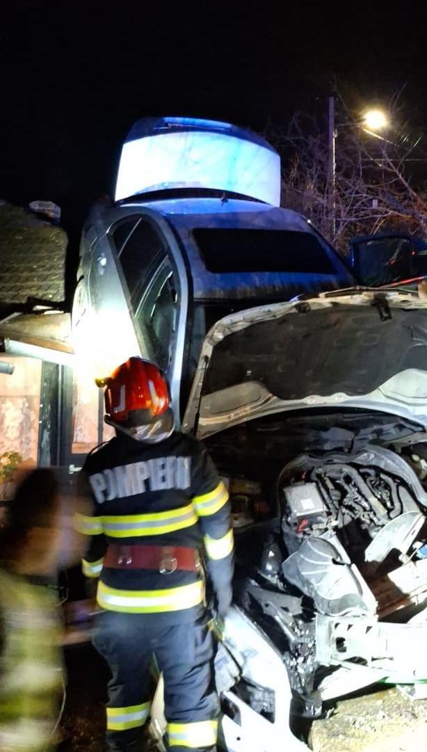 O mașină a aterizat pe acoperișul unei case din Prahova