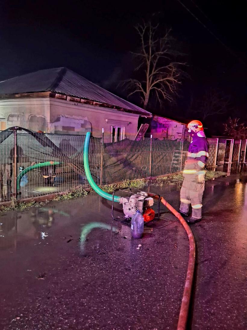 Gospodării inundate în Giurgiu. Plouă torențial până mâine dimineață