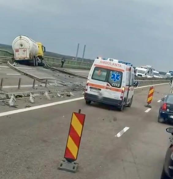 Atenție, șoferi! Blocaj total pe A3 din cauza unei cisterne răsturnate. Pericol de explozie!