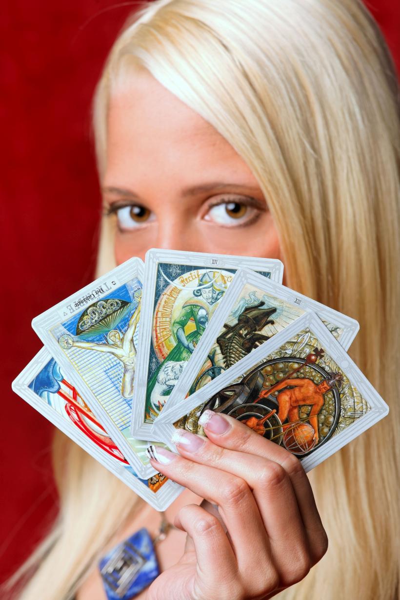 Horoscop de tarot, aprilie 2026: Abordează orice eșecuri sau întârzieri cu determinare