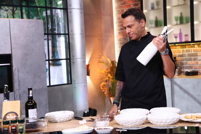 Jurații luptă diseară pentru penultima amuletă a sezonului, iar la audițiile Chefi la cuțite, Alexandru Ion și Ștefan Floroaica se întrec la gătit cu Dan Alexa și Gabi Tamaș 19001313