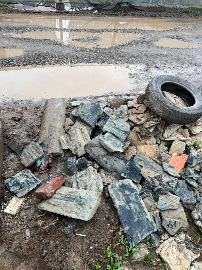 Haos și iresponsabilitate la marginea Capitalei. Ce se întâmplă pe Strada Balanței din Dobroești