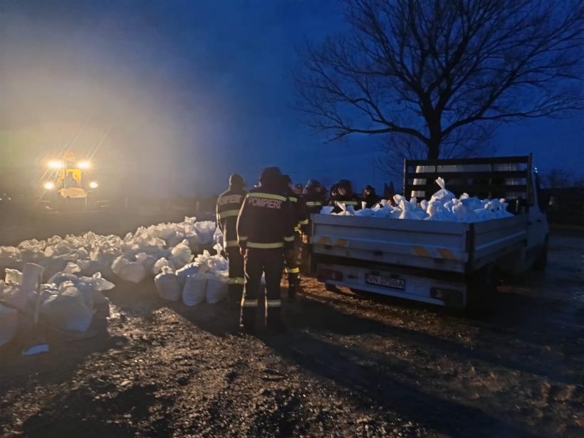 Viitură pe râul Putna: Au fost instalate panouri mobile și saci de nisip la Mircești 19001268