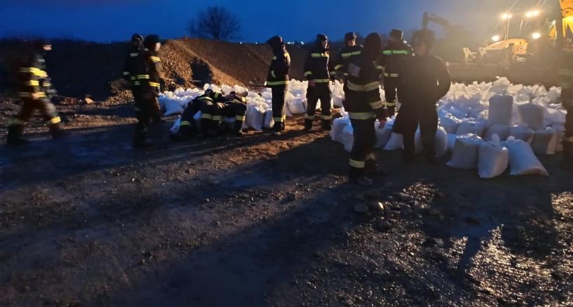 Viitură pe râul Putna: Au fost instalate panouri mobile și saci de nisip la Mircești 19001270