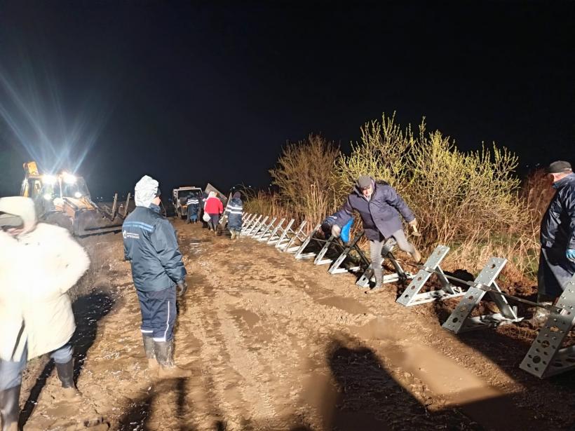 Viitură pe râul Putna: Au fost instalate panouri mobile și saci de nisip la Mircești