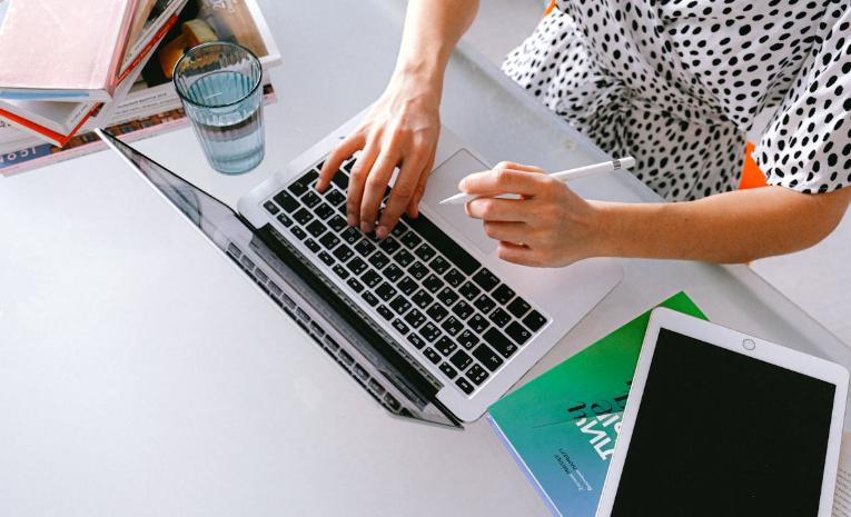 Ce tipuri de asigurări pot fi relevante pentru o companie IT în 2026 - între conformitate globală și creștere sustenabilă