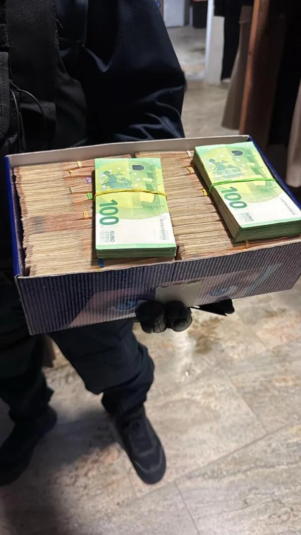 Comoara din vila șefului ARR: Sute de mii de euro ascunse în cutii de carton  19001501