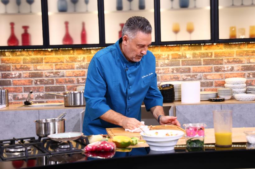 Ultima amuletă a sezonului, la Chefi la cuțite. Diseară, clasamentul final determină câți concurenți va avea în echipă fiecare jurat. Iar în audiții se mai dă un cuțit de aur! 19001588