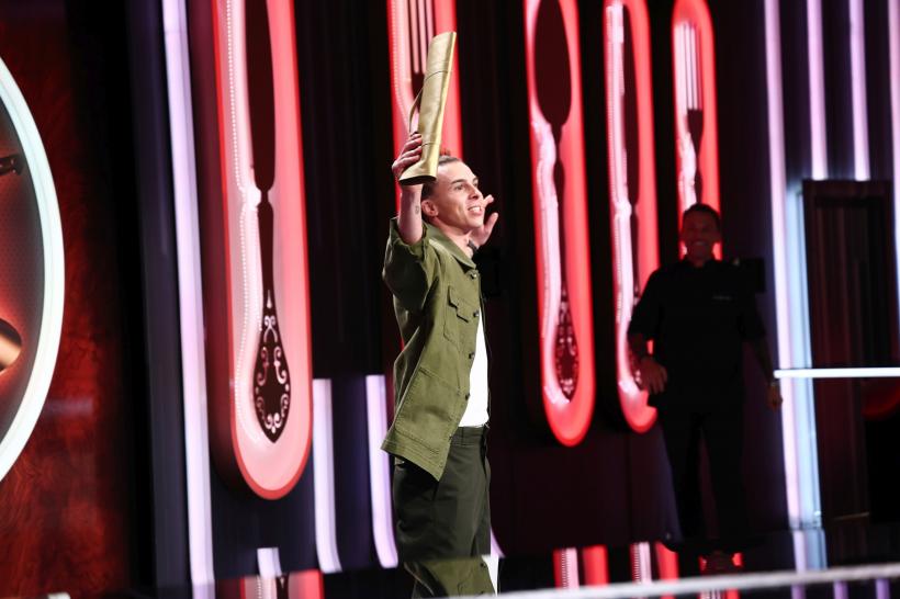 Chefi la cuțite, lider de audiență. Alexandru Szabo a luat cuțitul de aur din partea lui Chef Ștefan, iar Chef Richard a câștigat aseară bomba 19001863