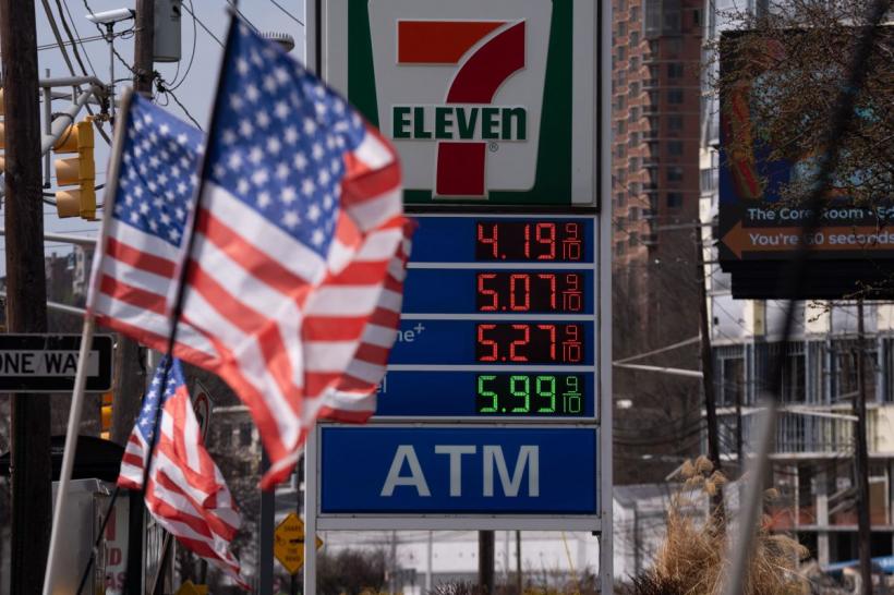 Criză globală: petrolul sare peste 110 dolari după discursul lui Trump despre Iran, piețele se prăbușesc