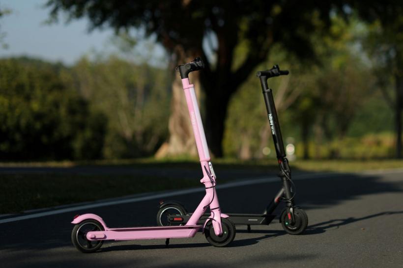 Roți de cauciuc sau plastic la trotinetele pentru copii – care sunt mai bune?