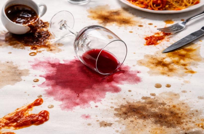 Fețe de masă pătate? Iată cele mai bune soluții ca să arate ca noi