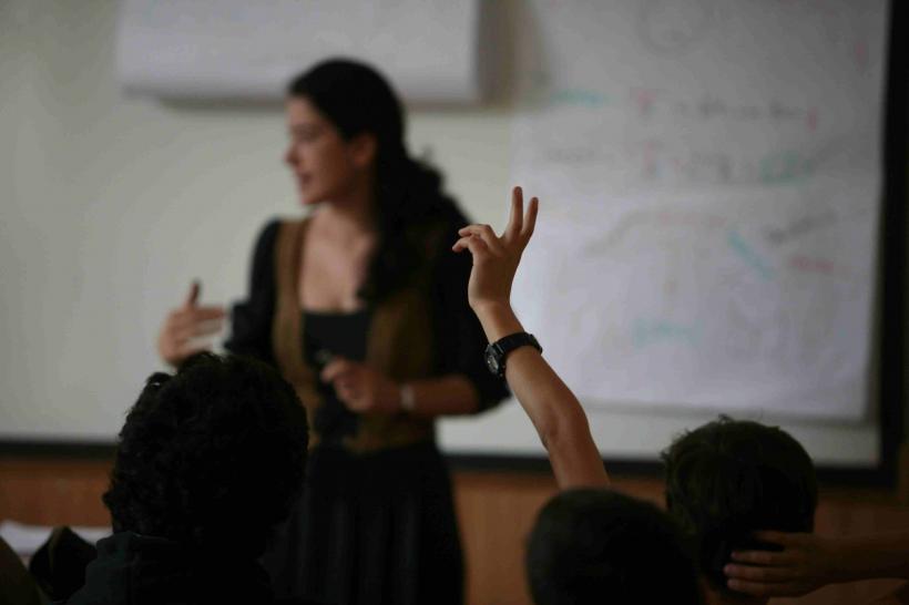 Guvernul nu mai dă banii câștigați de profesori în instanță. Executivul e consecvent: taie salarii ilegal, blochează despăgubirile tot ilegal