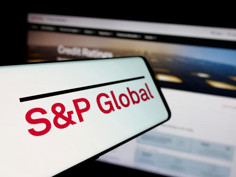S&amp;P reconfirmă ratingul României la BBB-/A-3, dar păstrează perspectiva negativă: Semnal de alarmă sau încredere în reforme?