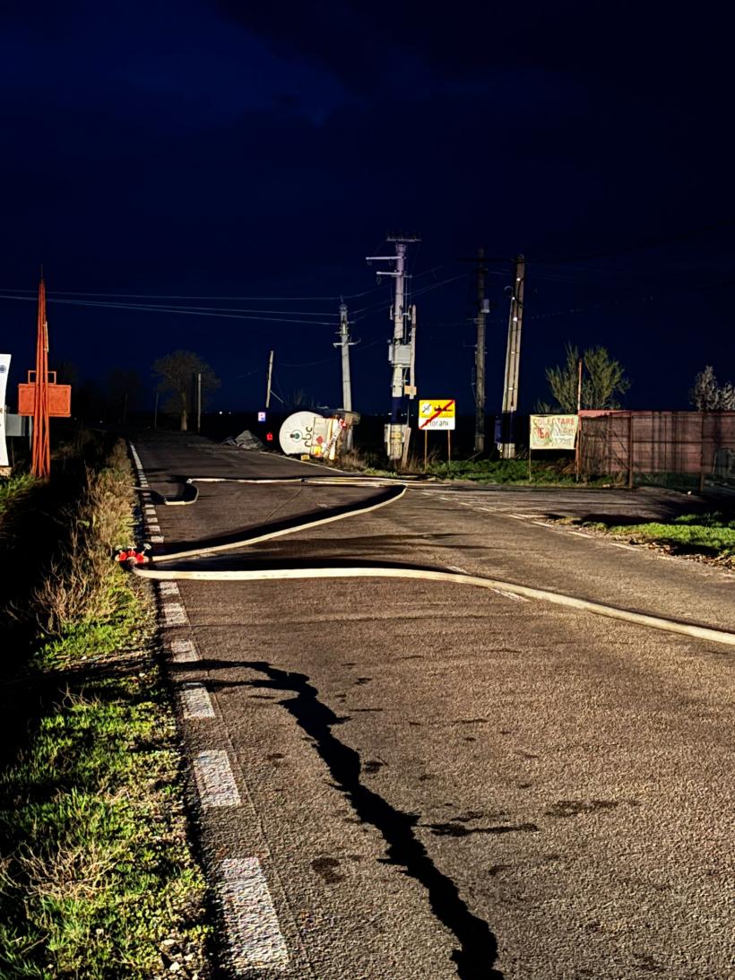 UPDATE Accident în Prahova: Operaţiunea de transvazare a încărcăturii s-a încheiat, iar cisterna a fost repusă pe roţi 19002133