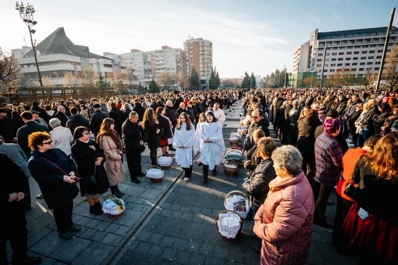 Ceremonie impresionantă la Miercurea Ciuc, cu ocazia tradiționalei sfințiri a bucatelor de Paște 19002171