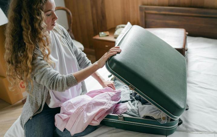 Greșeala pe care o fac mulți români când pleacă în vacanță. Hoții sunt cu ochii pe valize!