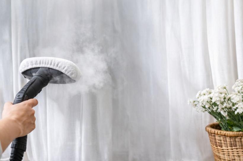 Cum îți împrospătezi perdelele fără să le speli. Trucuri simple care elimină mirosurile și praful