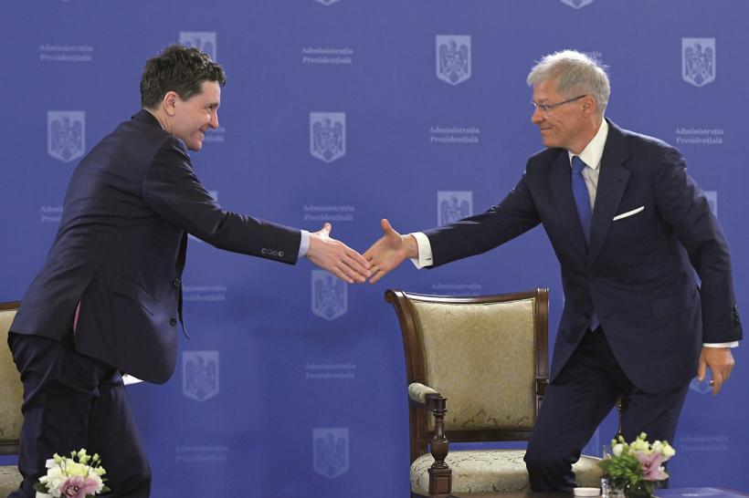 „Barbut” jucat între palate. Premierul îl asigură pe președinte că nu vrea să-i ia locul. Președintele înțelege și îl numește pe Cioloș la Palatul Cotroceni 19002245