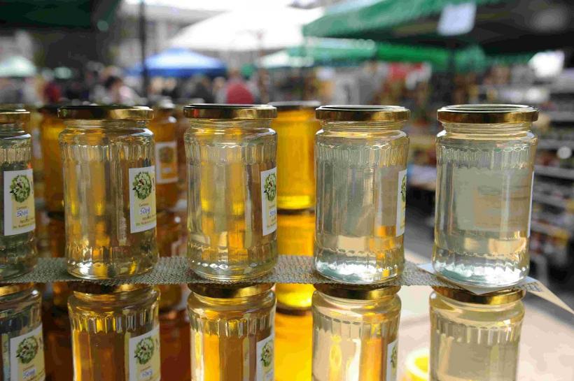 Se schimbă Legea apiculturii. Reguli noi pentru etichetarea mierii