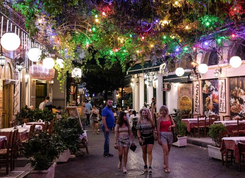 Turiștii aflați în Grecia renunță la taverne și-și cumpără alimente din supermarketuri