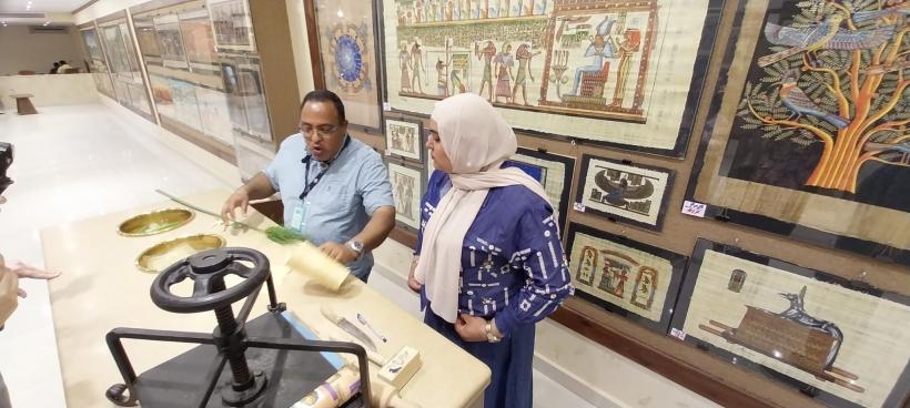 Lecții de fabricat papirus, pentru vizitatorii Egiptului 19002544