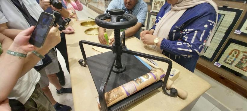 Lecții de fabricat papirus, pentru vizitatorii Egiptului 19002546