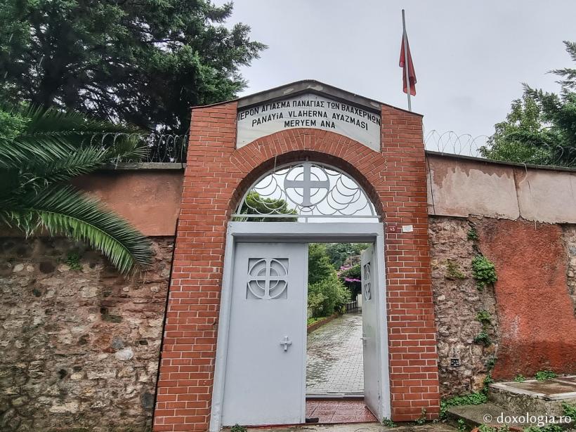 Cum și-au tras românii pantaloni de la frații latini 19002570