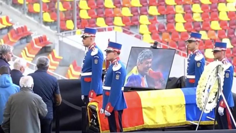 Lacrimi pe cel mai mare stadion al țării: Trupul neînsuflețit al lui Mircea Lucescu a ajuns la Arena Națională 19002813