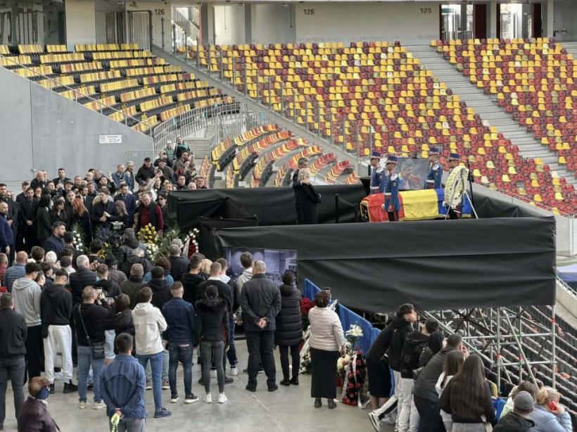 Lacrimi pe cel mai mare stadion al țării: Trupul neînsuflețit al lui Mircea Lucescu a ajuns la Arena Națională 19002814